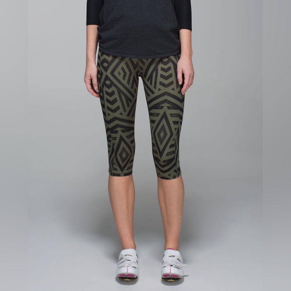 Lululemon Athletica Green Chevron Shuffle Black Clip in Crop Leggings size 6 EUC - Picture 2 of 15